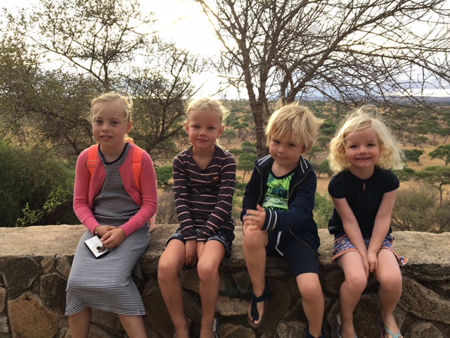 Safari Tanzania rondreis met kinderen. Vier jongere kinderen op safari zittend op een muurtje