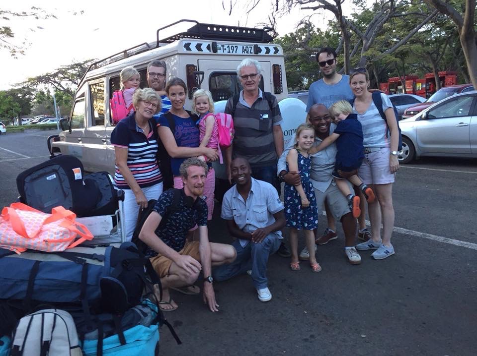 familie met opa oma kinderen kleinkinderen gidsen op safari tanzania