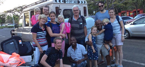 familie met opa oma kinderen kleinkinderen gidsen op een jubileum safari Tanzania