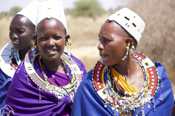 drie masai vrouwen in traditionele kleding